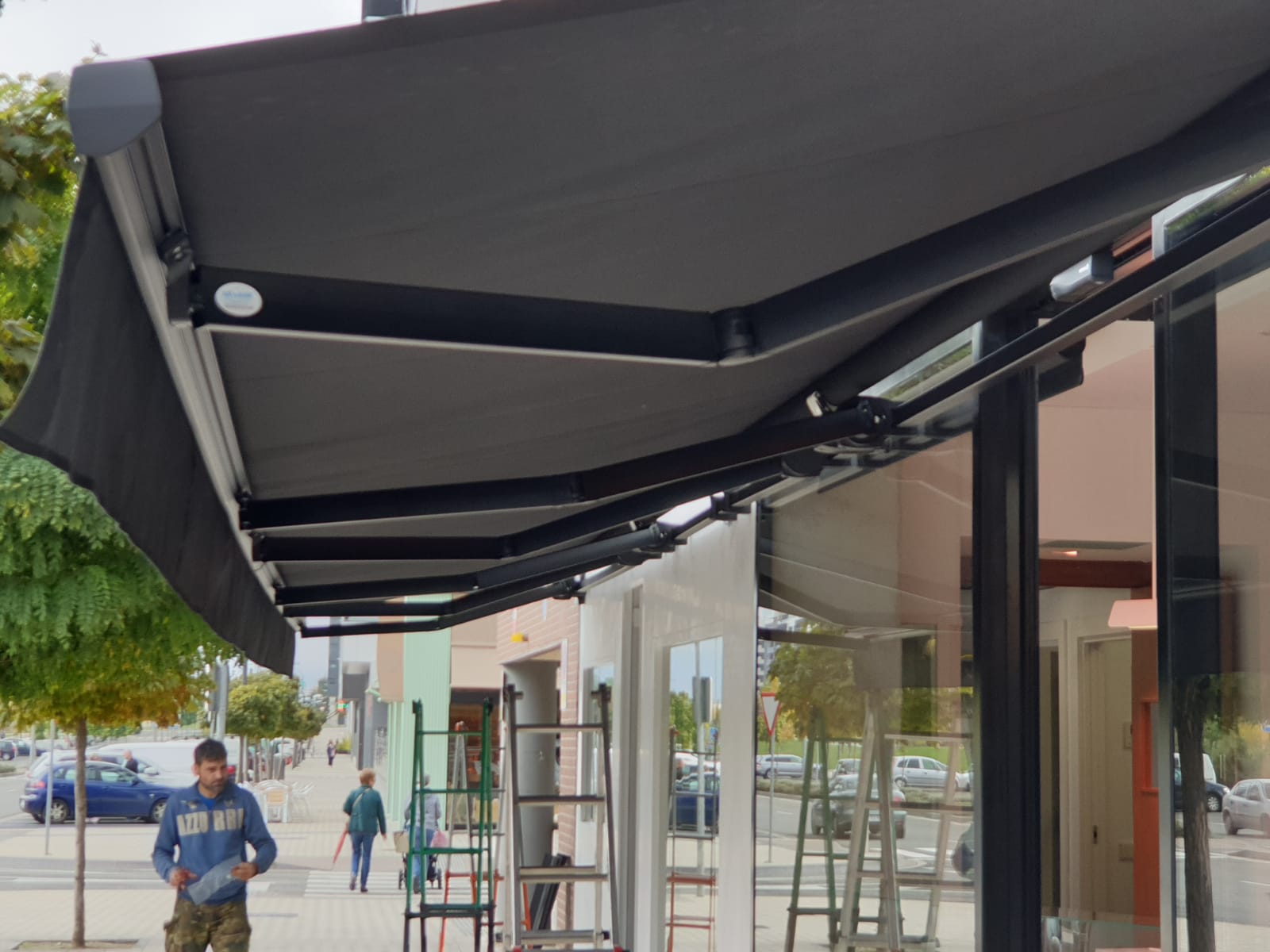 toldo-monoblock Familia disfrutando del balcón con cortinas de cristal pamplona