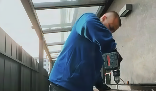 Trabajador Montando Cortina de Cristal Navarra País Vasco Pamplona