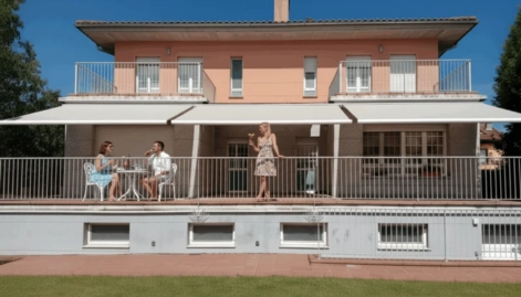 Gente disfrutando de su Toldo Cofre Toldos Saldise