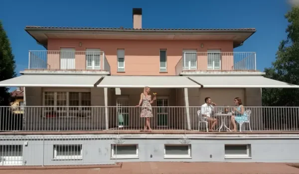 Amigos disfrutando de la terraza de su casa con toldos cofre desplegados