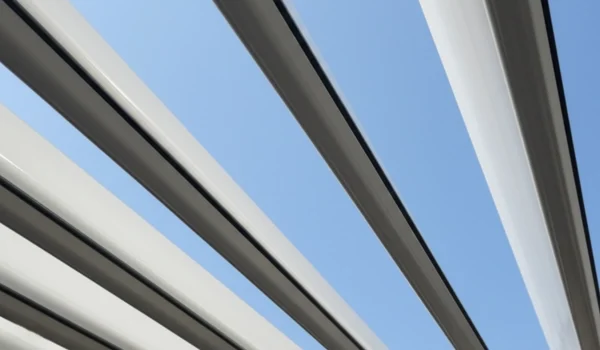 Cielo azul alas pérgolas bioclimáticas