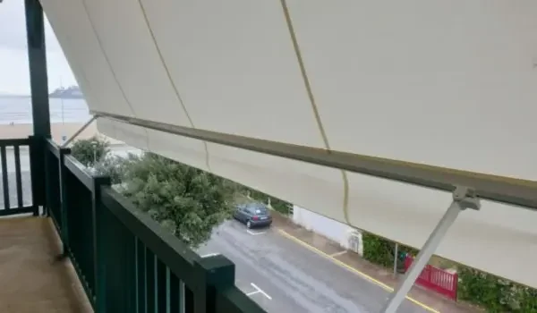 Toldo Stor desplegado en el balcón