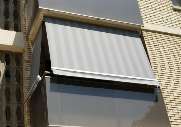 Toldo stor desplegado en balcón