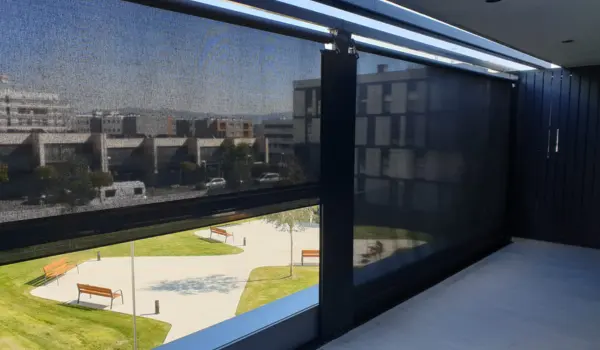 Toldos verticales desplegados