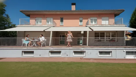 Gente disfrutando de su Toldo Cofre Toldos Saldise