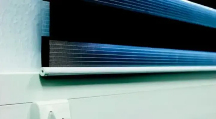 Cortina desplegada Balcón con cortina de cristal Toldos Saldise Navarra Pamplona País Vasco