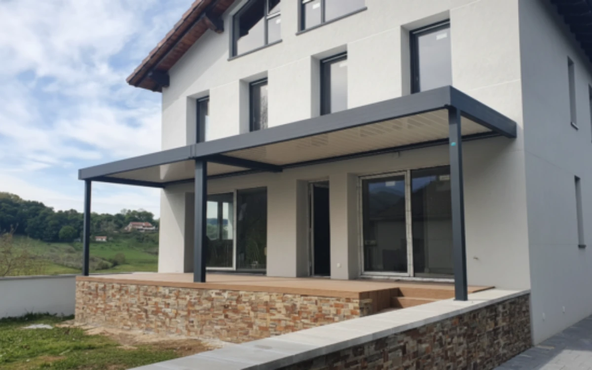 Pergola-bioclimatica-casa Balcón con cortina de cristal Toldos Saldise Navarra Pamplona País Vasco