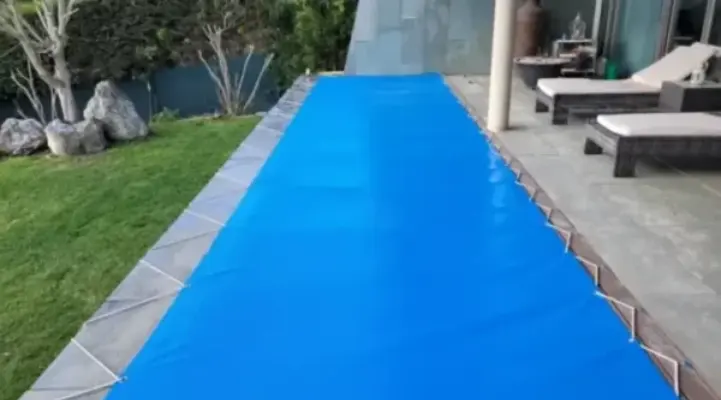 Piscina con Toldo Desplegado Cortina de cristal Toldos Saldise