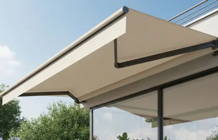 Toldo Cofre Desplegado Familia disfrutando del balcón con cortinas de cristal pamplona